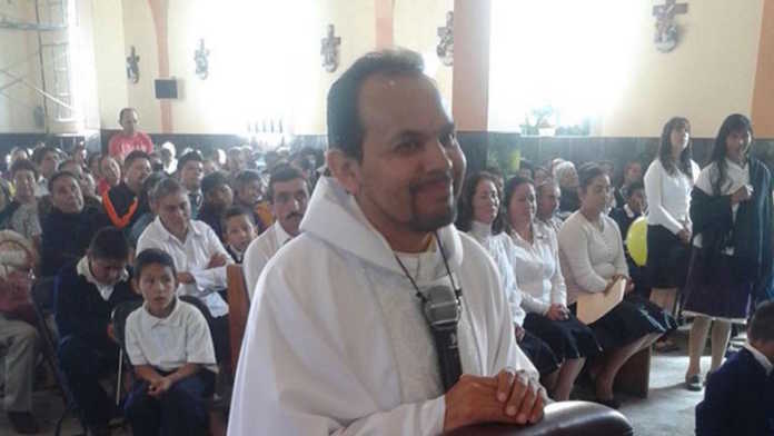 sacerdote en México