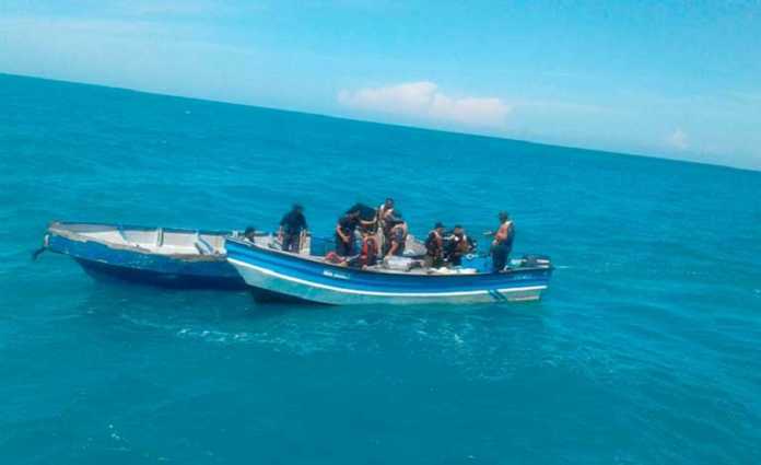 Fuerza Naval de Honduras intercepta lancha con supuesta droga