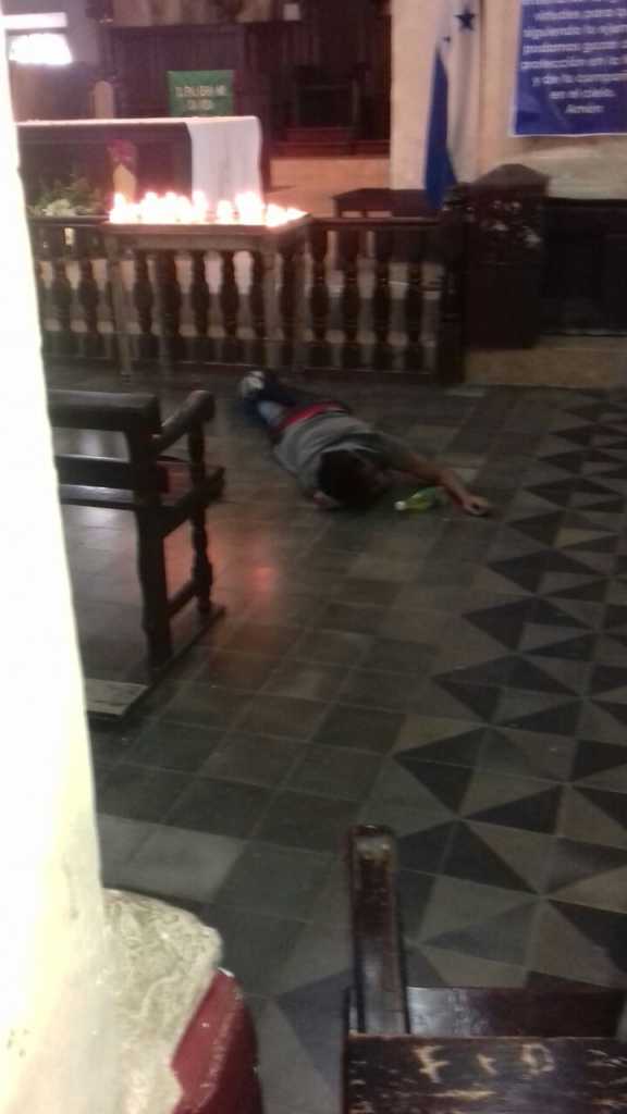 cadáver dentro de Catedral
