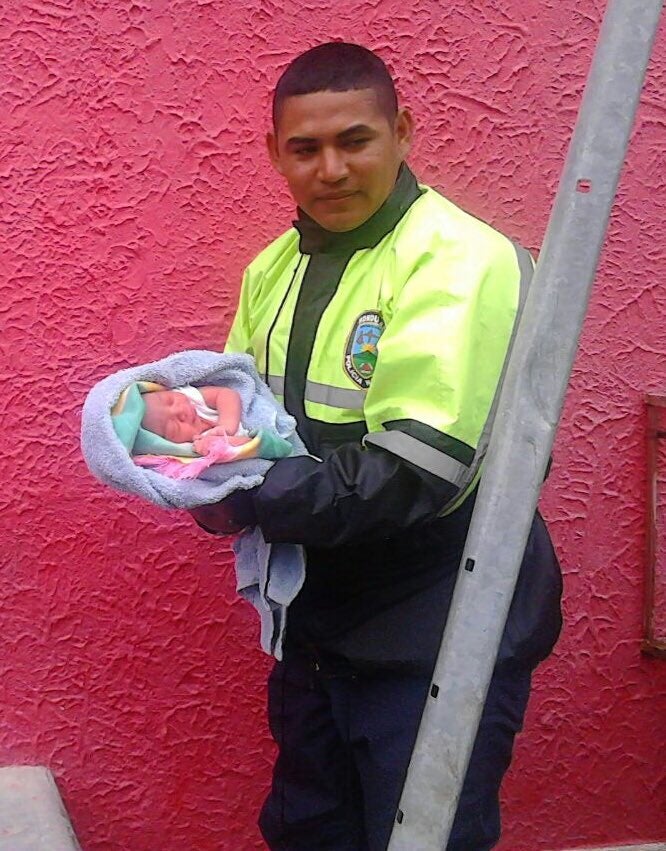 Policías de Tránsito encuentran a bebé recién nacido cerca de estación de buses