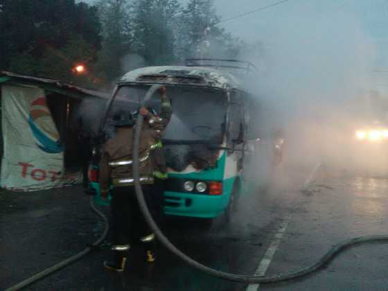El autobús que fue quemado en la entrada de La Lima