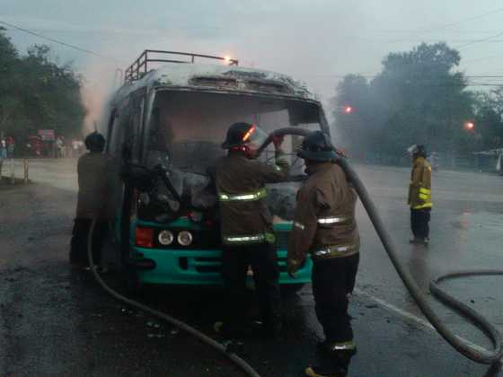 Bus quemado en La Lima