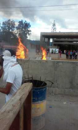 Estudiantes de la UNAH por reelección se toman bulevar Suyapa