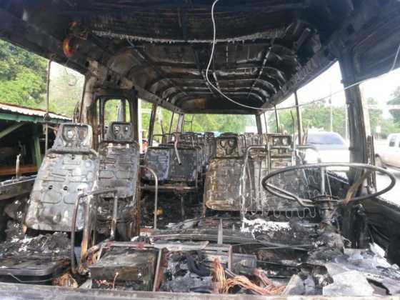 Así quedó el interior de uno de los buses quemados.