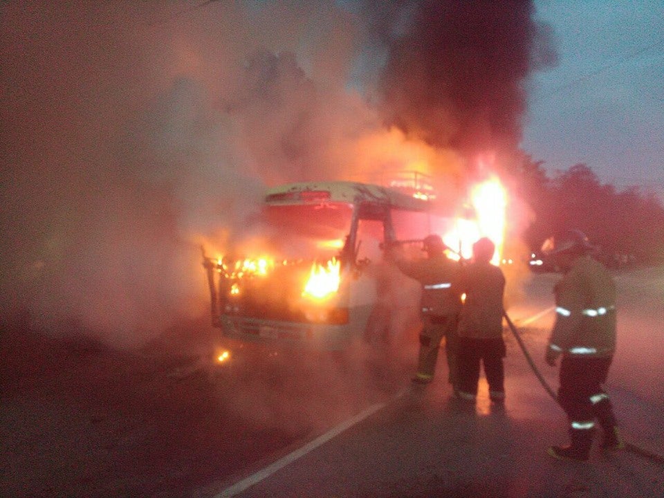 Bus quemado en La Lima. 