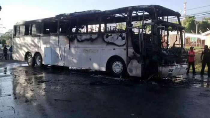 Sujetos tirotean y queman bus interurbano en La Ceiba