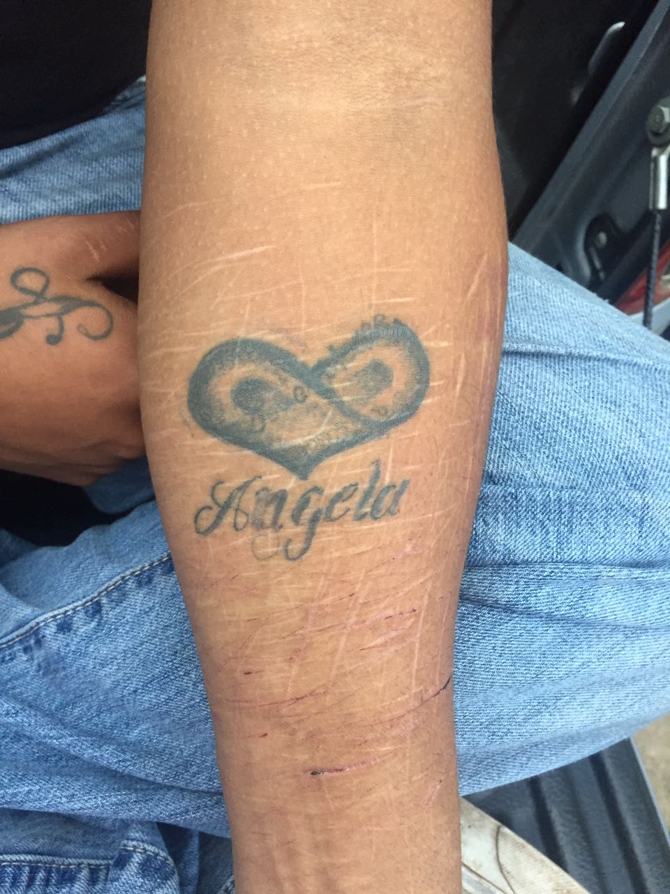 En uno de sus brazos figuraba este tatuaje cuyo significado es muerte de personas.