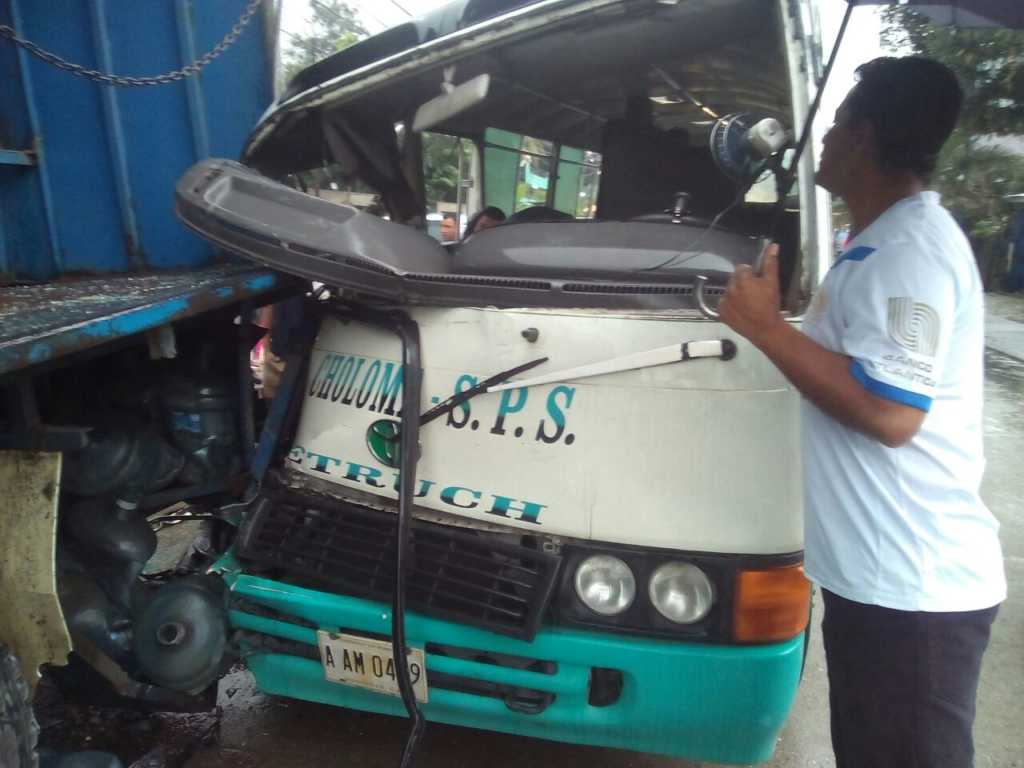 Accidente vial entre bus y camión repartidor