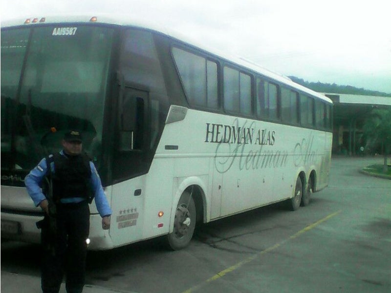 Policía Nacional brinda seguridad a buses.