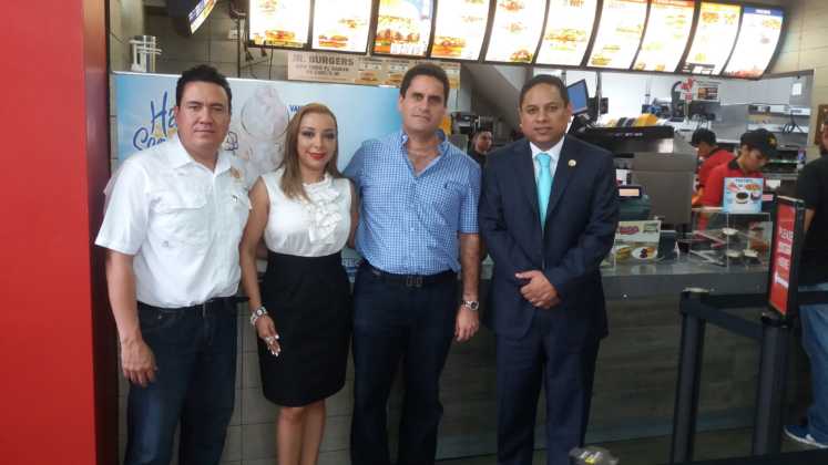 Abogados presentes junto al propietario del negocio en San Pedro Sula