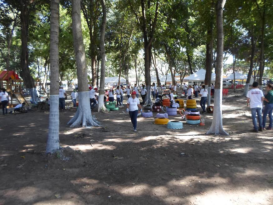 Voluntarios de la cervecería hondureña restauran parque de colonia STYBIS