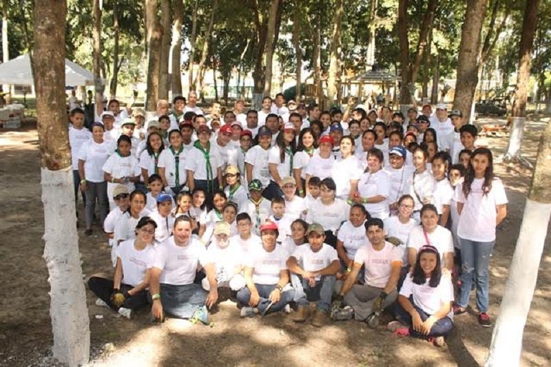 Voluntarios de la cervecería hondureña restauran parque de colonia STYBIS