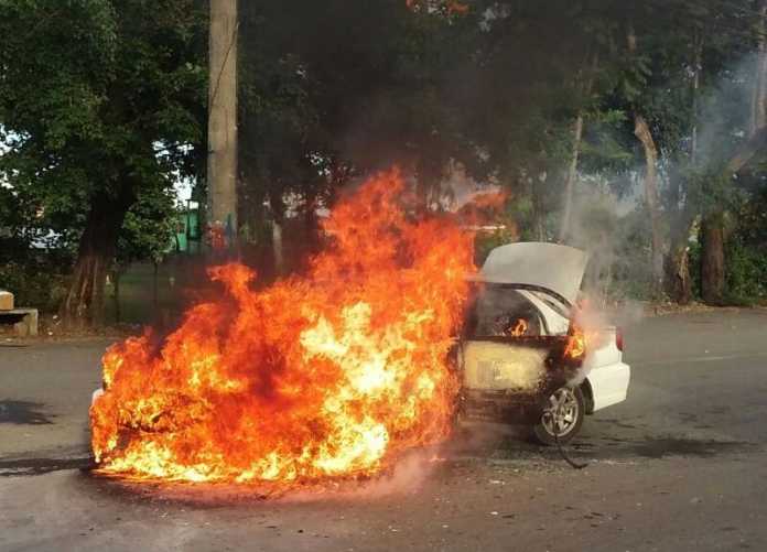 Taxi es consumido por las llamas