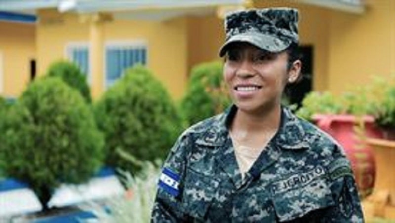 Primera mujer hondureña ingeniera militar se gradúa de Zapador