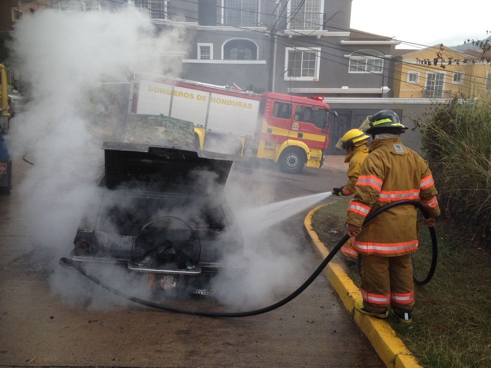El vehículo quedó reducido a chatarra, después del incendio.
