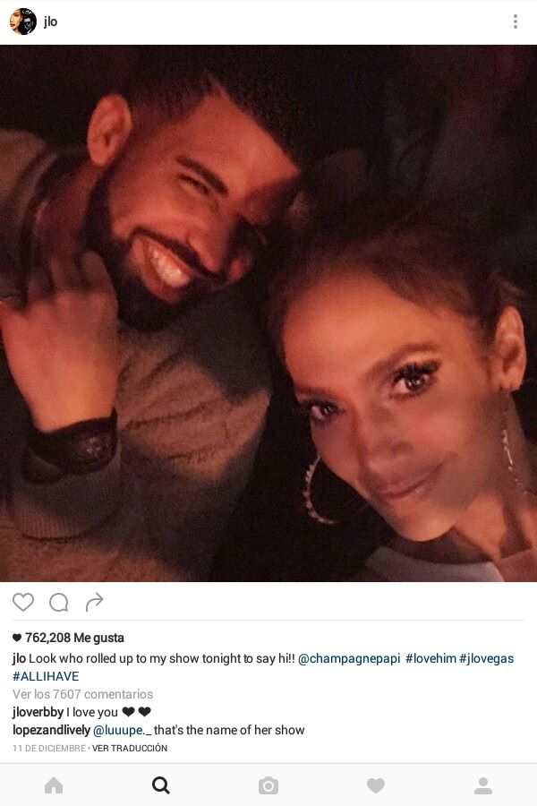 Drake llegó de visita antes de que J-Lo saliera a presentarse a su show. 