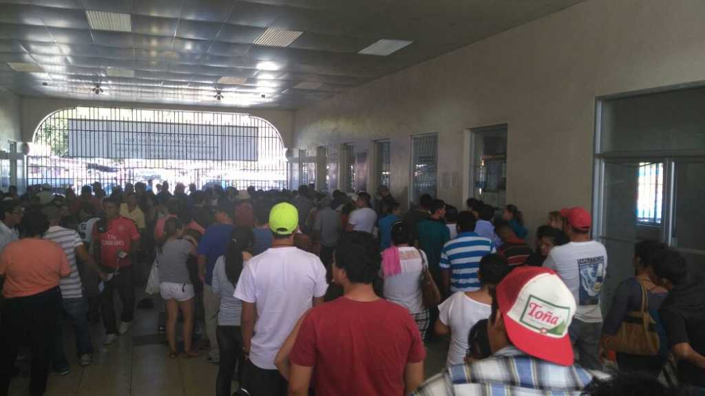 Largas filas de hondureños y extranjeros, varados en El Amatillo.