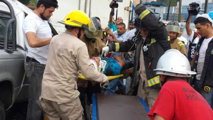 El joven atrapado fue llevado de emergencia al Hospital Mario Catarino Rivas.