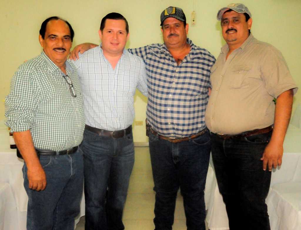 De izquierda a derecha: Reinaldo Castillo, Manuel España, Arnaldo Rodríguez y Alex Rodríguez, ganaderos de San Pedro Sula.