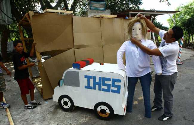 Hasta de las crisis hondureñas hay muñecos.