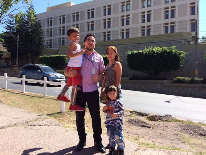 Marlon Yasir y su familia en la Embajada de Estados Unidos en Tegucigalpa