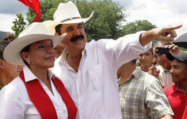 Mel y Xiomara Castro ya no tienen altura moral de enfrentar al presidente, según López.