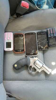 Cinco teléfonos celulares.