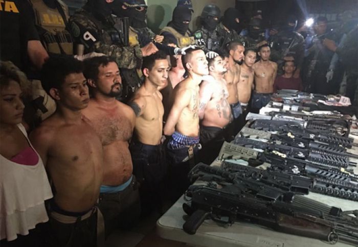 Arsenal decomisado a los presuntos pandilleros en Honduras