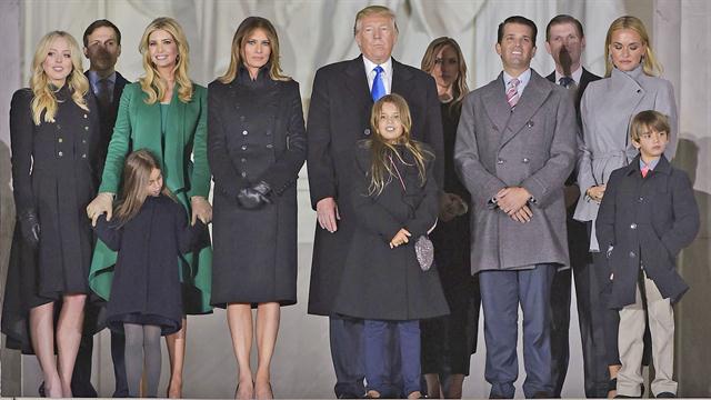 Trump junto a su familia, anoche, durante la celebración en el Lincoln Memorial en Washington