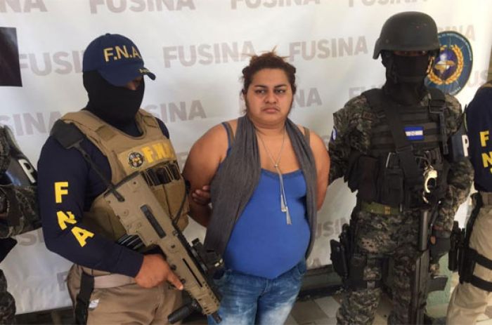 La mujer fue detenida en el Aeropuerto Ramón Villeda Morales
