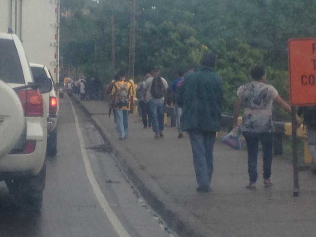 Malestar en pasajeros al ser bajados de unidades por paro transportistas en sector Chamelecón que se quejan de constantes multas de policía