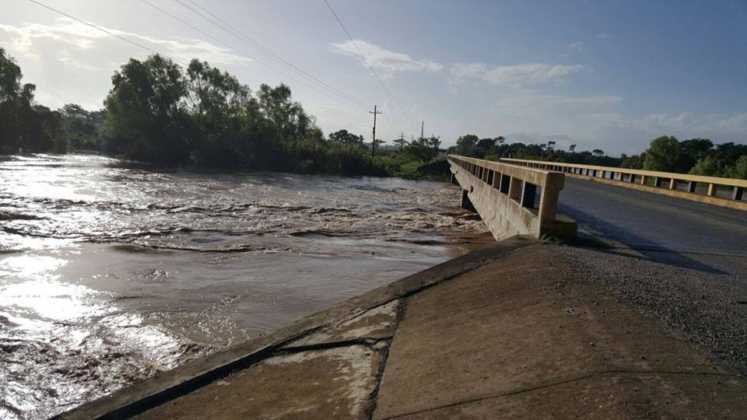 El Río Aguán está a punto de sobrepasar el Puente La Burra en carretera a Trujillo.
