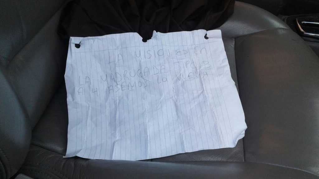 En uno de los vehículos dejaron una nota con instrucciones.
