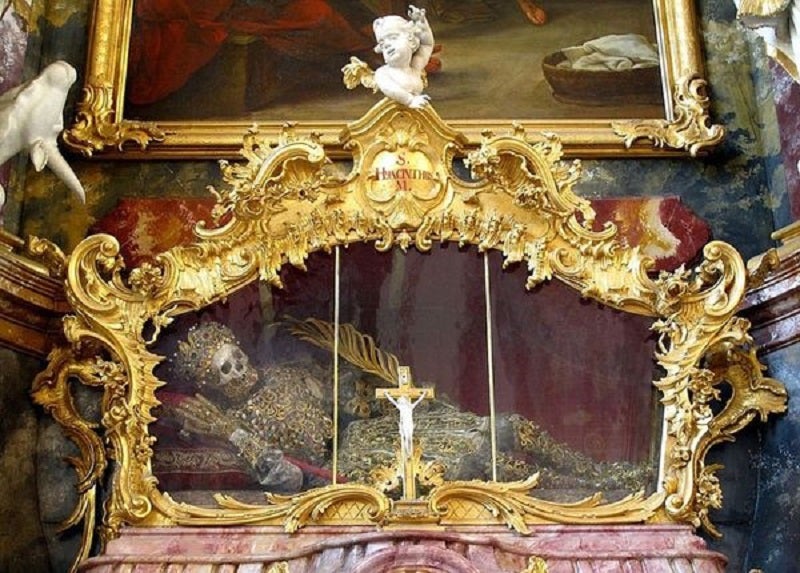 Extravagantes esqueletos en un monasterio de Alemania
