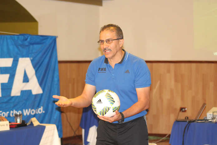El árbitro salvadoreño Rodolfo Sibrián