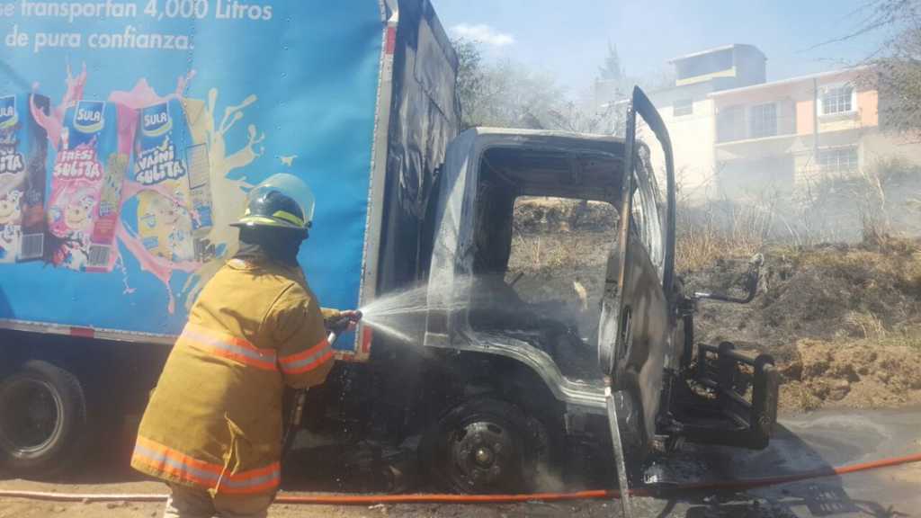 Camión repartidor incendiado en horas de la mañana