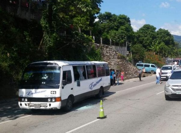 Autobús donde quedó el cuerpo del motorista en Choloma