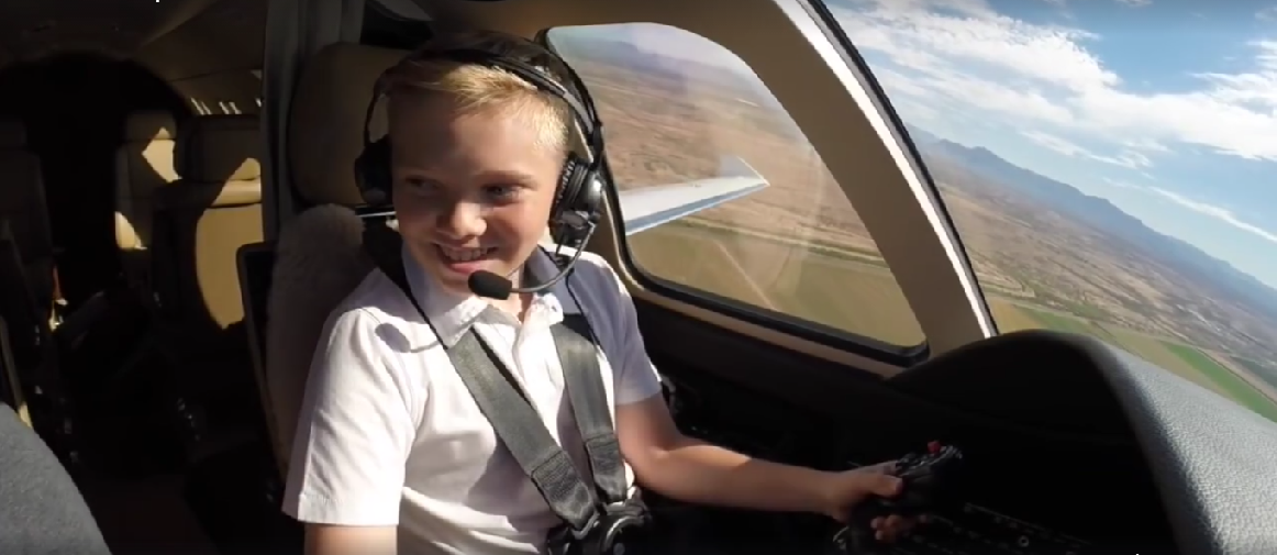 El pequeño piloto disfruta mucho el arte de pilotear.