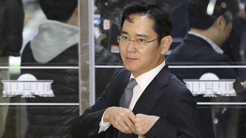 El empresario ordenó millonarios pagos a familiares de la expresidenta surcoreana.
