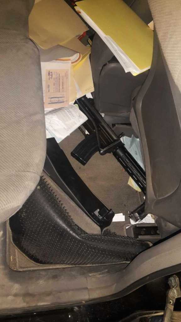 Armas encontradas dentro del automóvil 