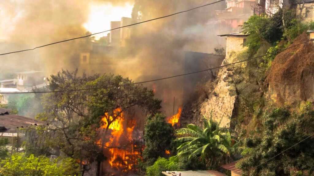 Varias familias piden ayuda al gobernante hondureño tras salir afecatdos por incendio