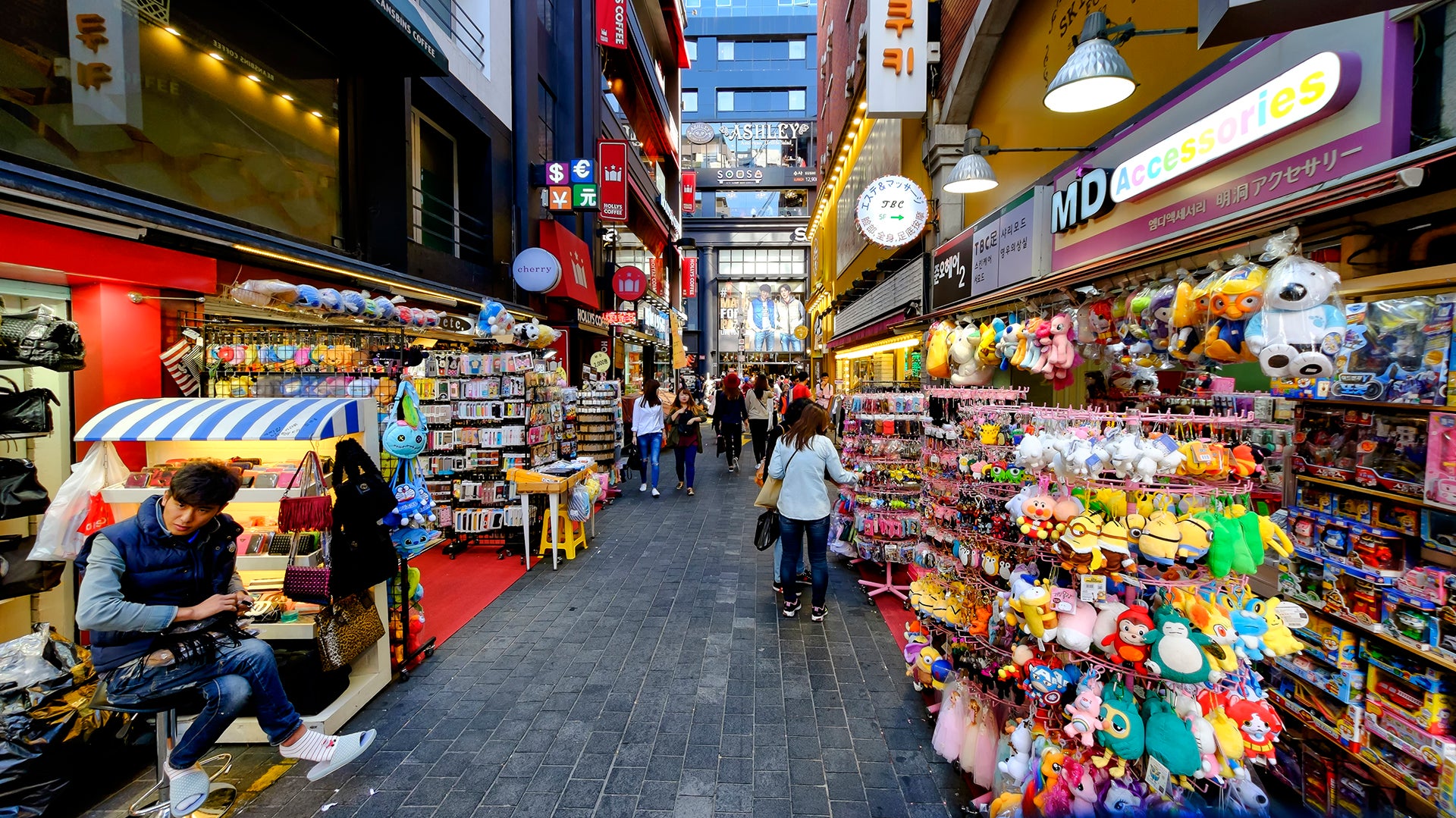 Lo más famoso del lugar es el comercio en las calles. Los turistas caminan por las calles comprando en su vecindario.