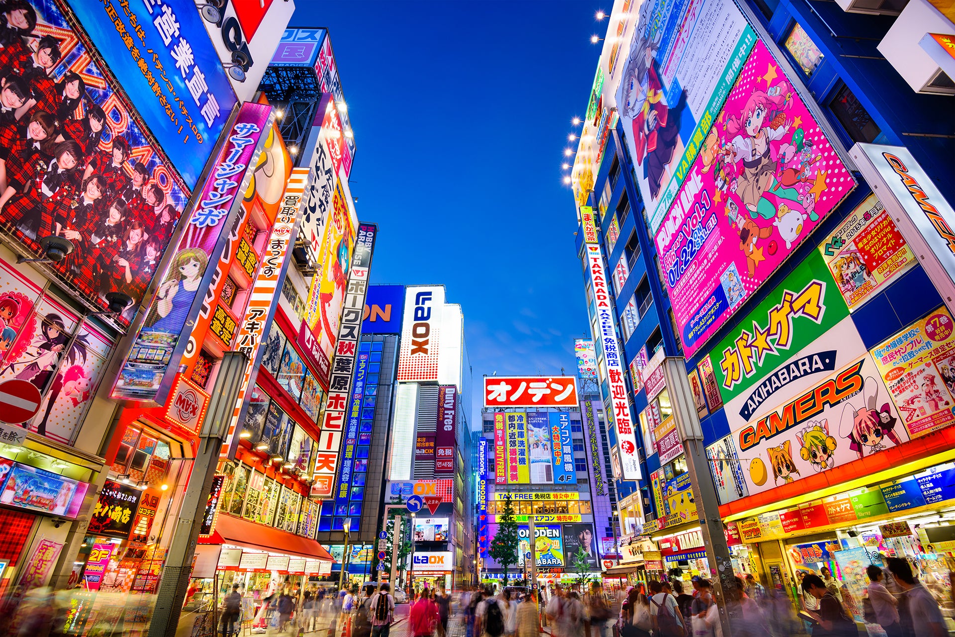 Los ciudadanos cruzan bajo las coloridas señales en Akihabara. El conocido distrito especializado en electrónica vende videojuegos, anime, manga y buenas computadoras. 