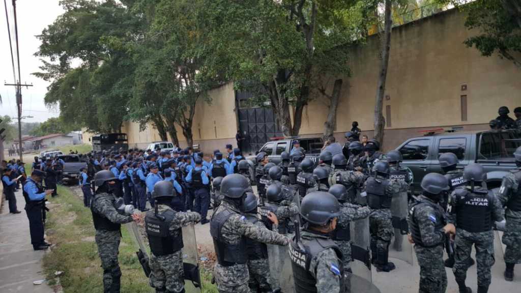 Autoridades de Policía Militar cuando se aprestaban ingresar al centro correccional de menores El Carmen para operativo de registro.