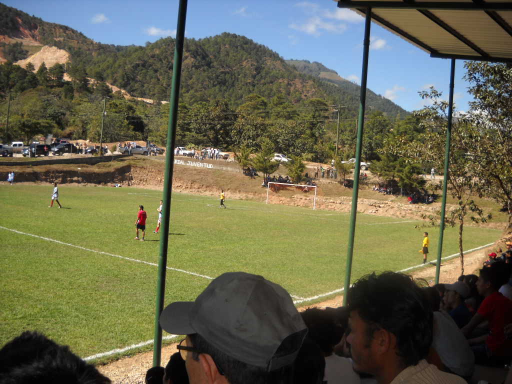 Campo de fútbol que fue hecho en los últimos años en la aldea