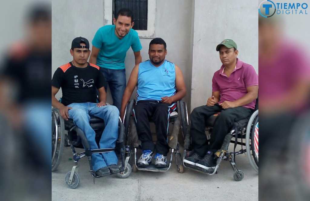 Tres muchachos luchan por llevar dinero a su casa en Santa Rosa de Copán