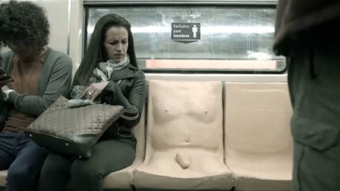 asiento con pene en Metro de México