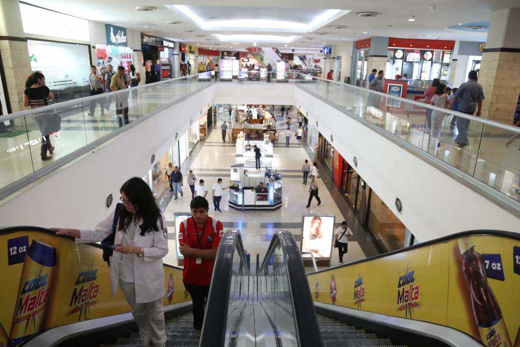 El interior de Galerías del Valle, uno de los principales centros comerciales en la ciudad. 
