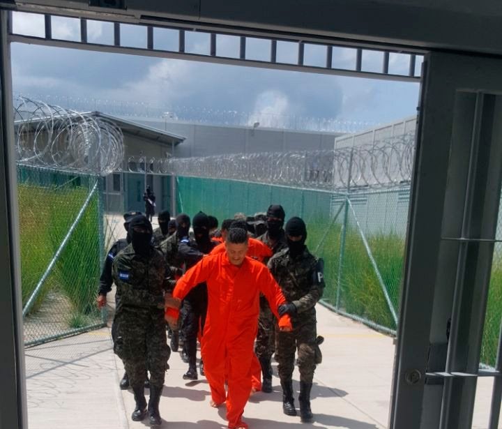 Vestidos con trajes color naranja llegaron reos de Támara a "La Tolva", cárcel conocida también como "El Pozo II".