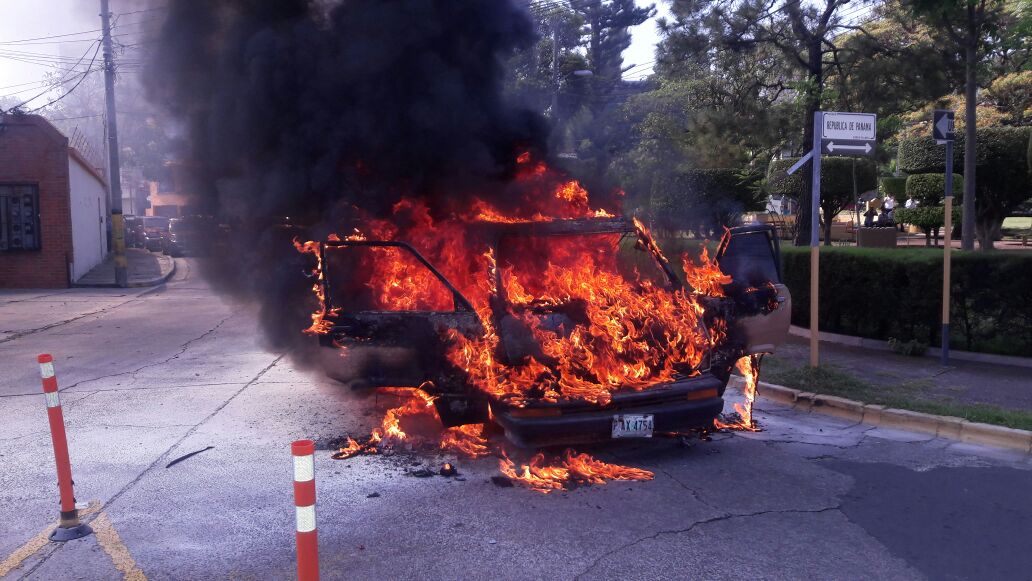 carro se incendia en Tegucigalpa